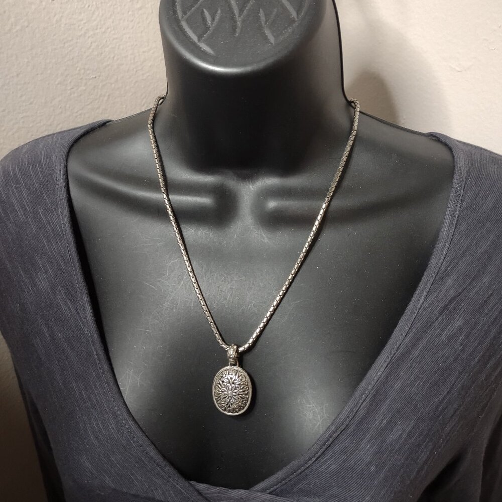 20 Inch Silver Tone Pretty Oval Shaped Pendant Necklace